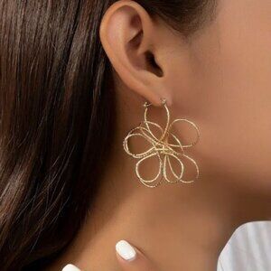 NEW Pippen Sparkling Gold Plated Loopy Daisy Flower Drop Hoop Earrings